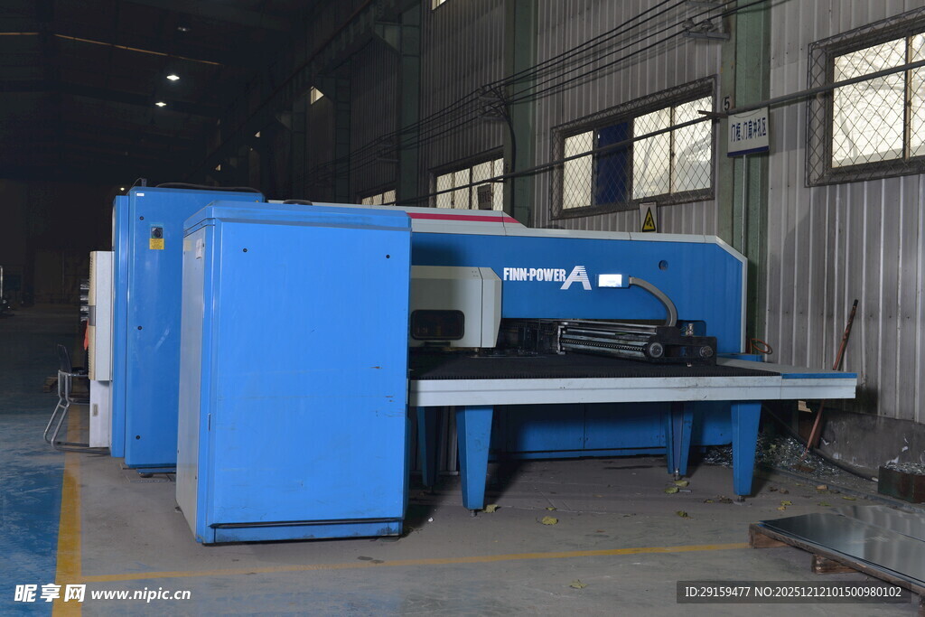 蓝色工业剪板机设备