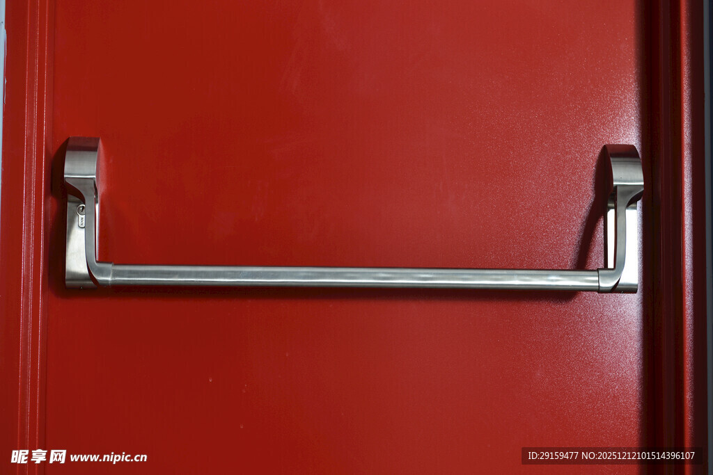 红色门上的金属门把手