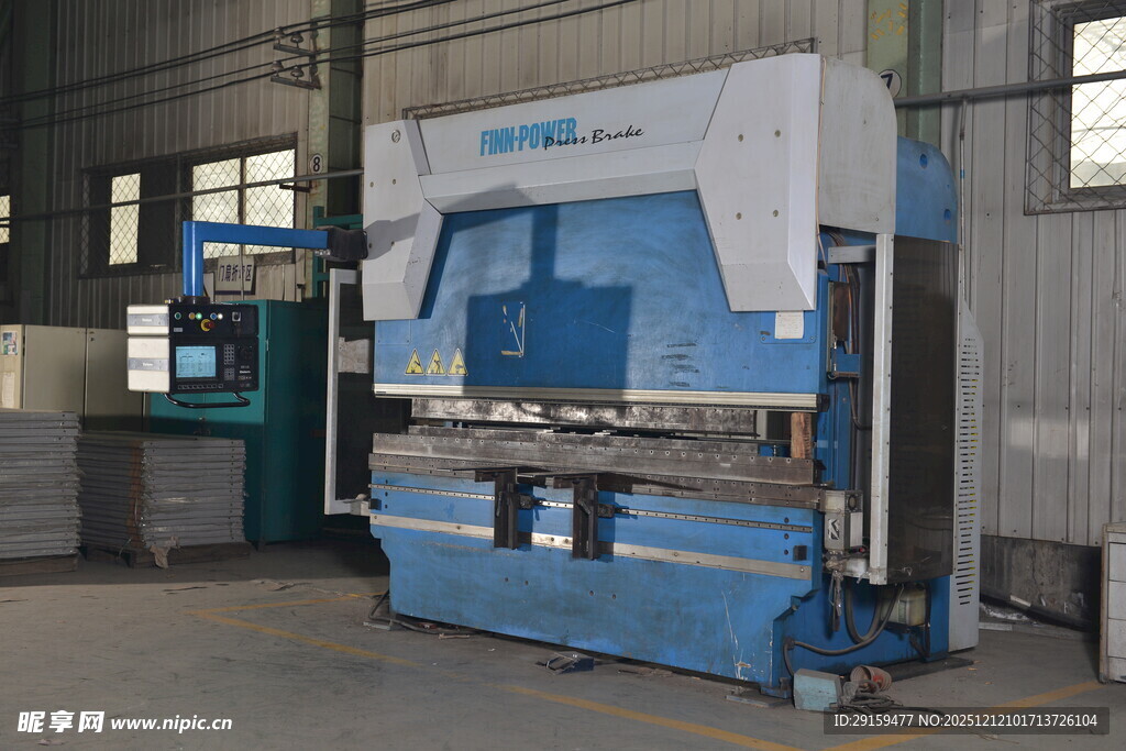 工厂内的蓝色液压折弯机