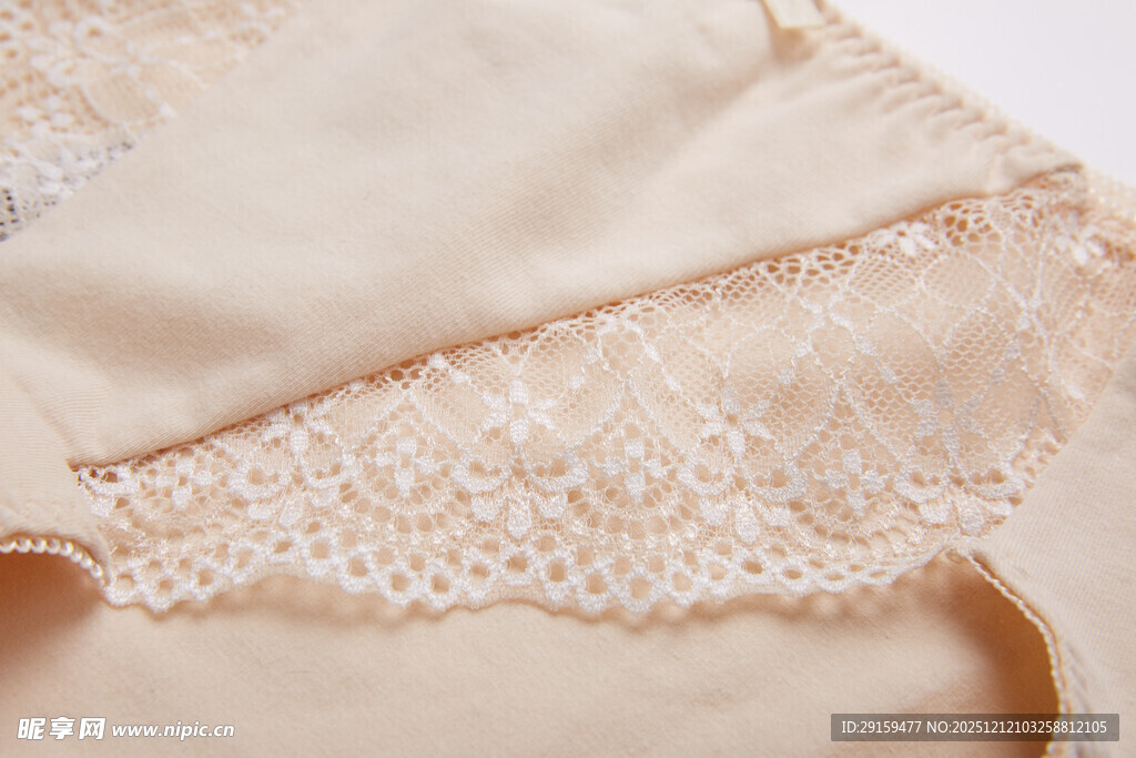 米色蕾丝内衣细节特写