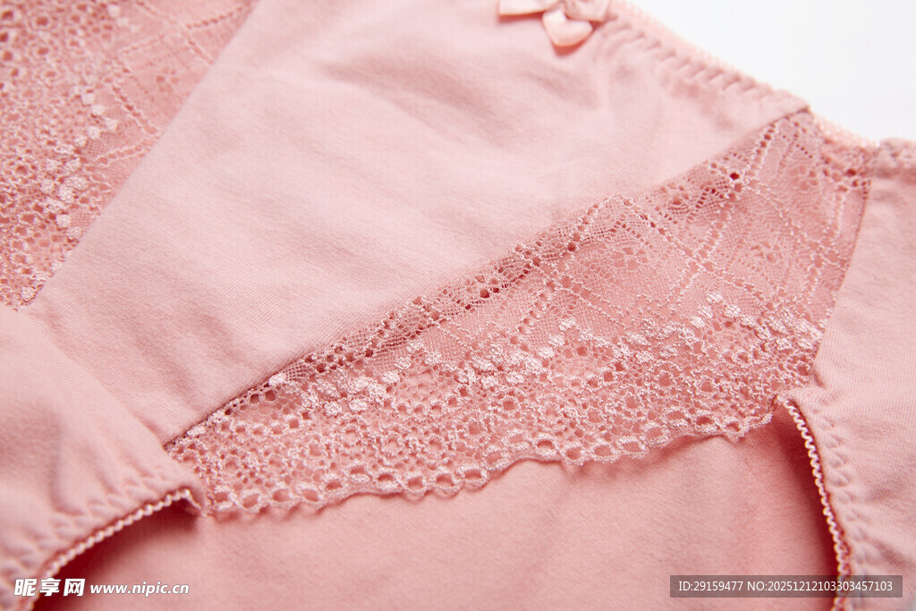 粉色蕾丝装饰的衣物细节