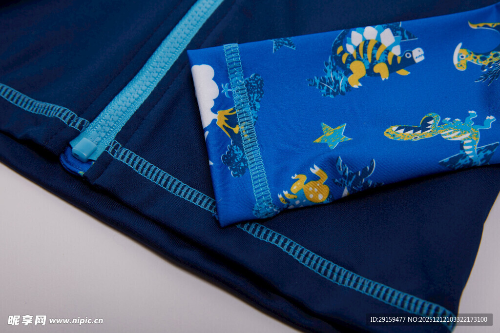 蓝色印花布料与服饰边角