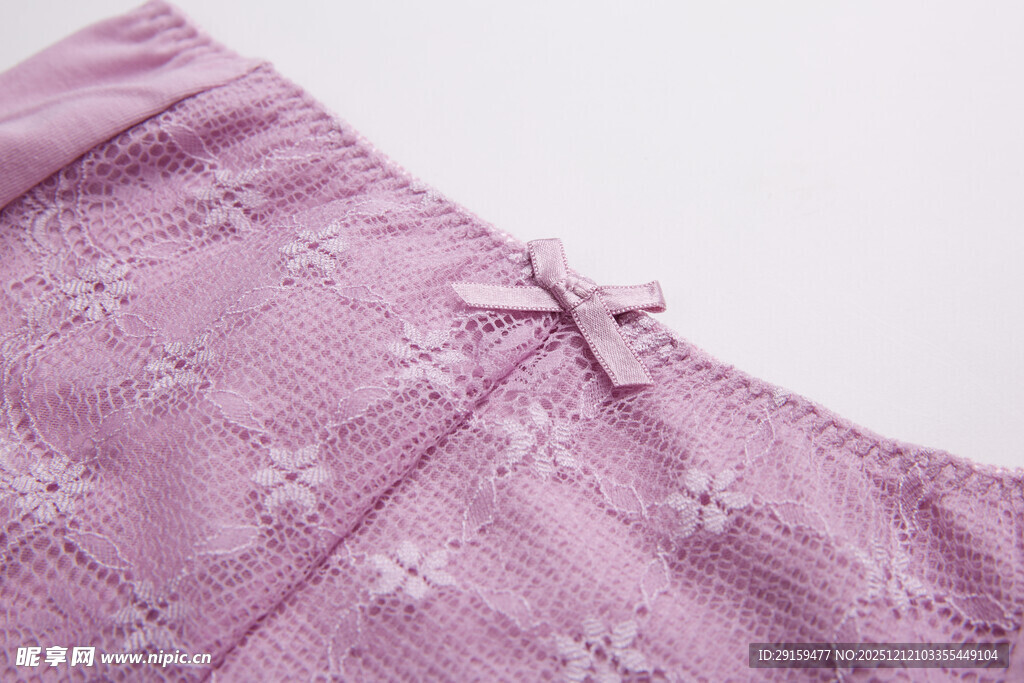 淡紫色绣花衣物细节