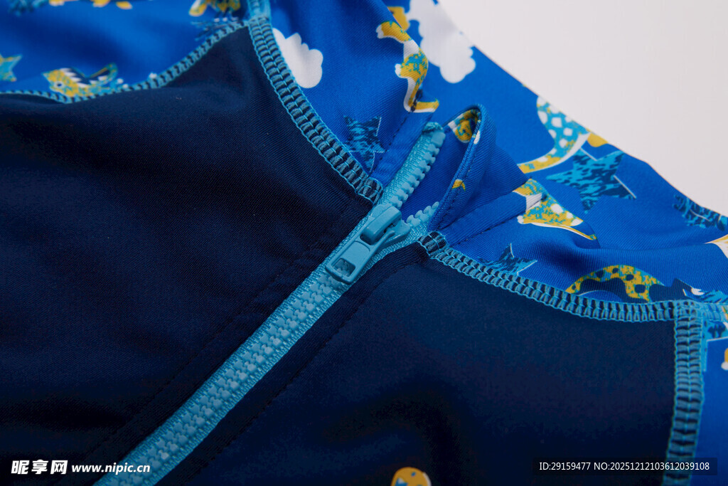 蓝色衣物细节特写