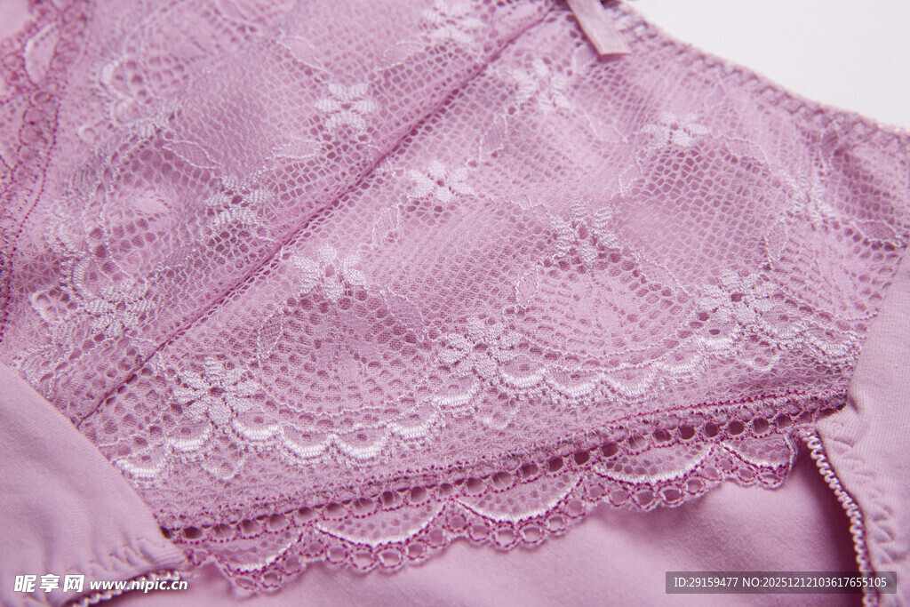 粉色蕾丝衣物细节展示
