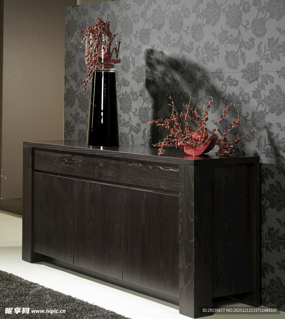 深色木质边柜装饰摆件