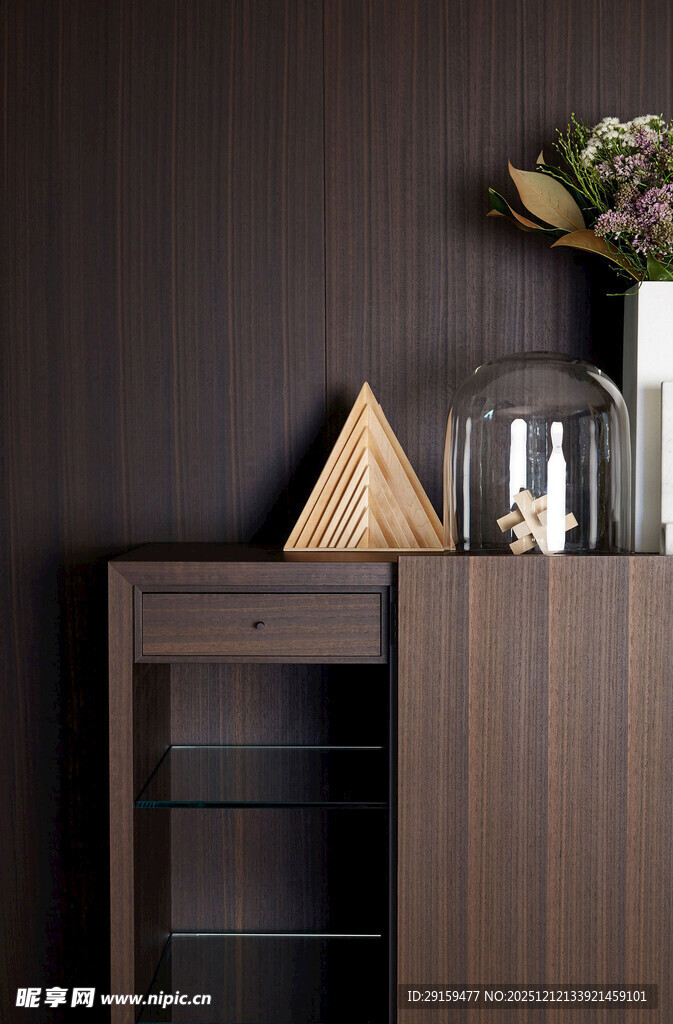 深色木质柜上的简约装饰