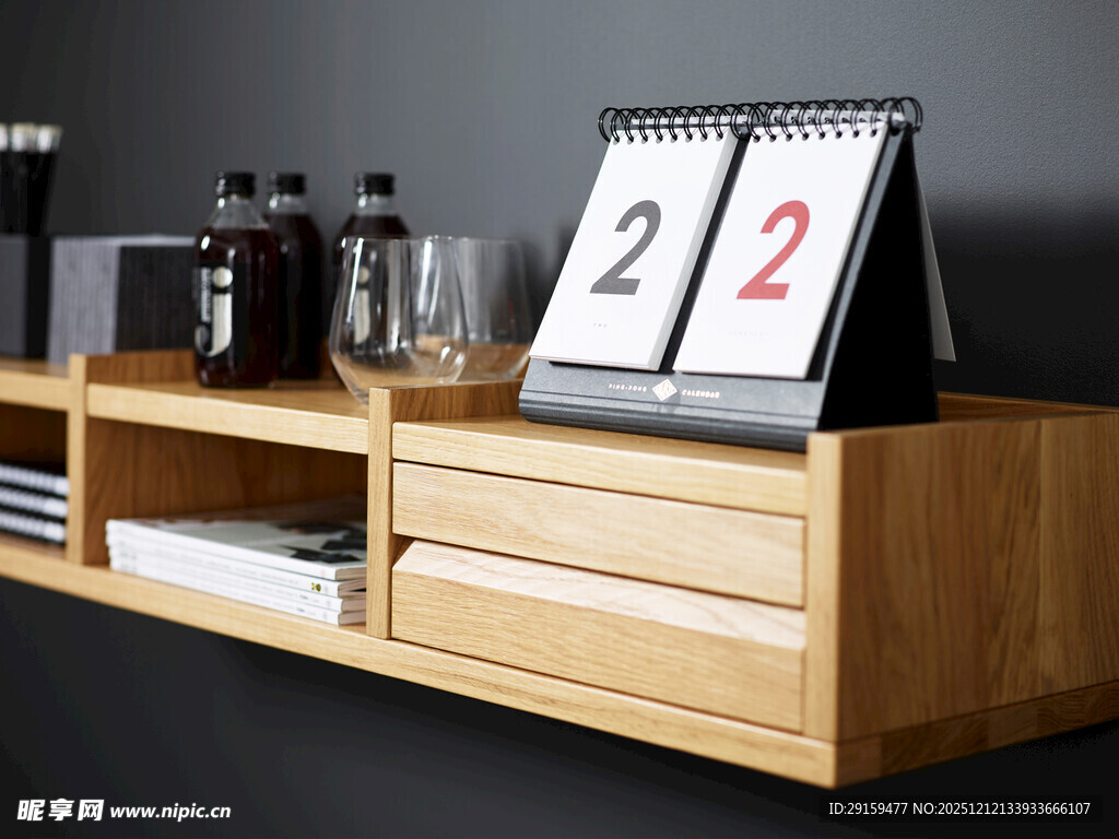 木质简约电视柜与日历摆件