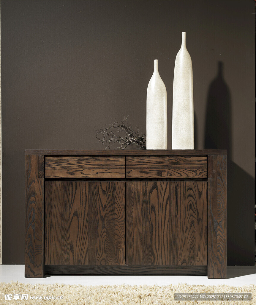 复古木质边柜配白色花瓶