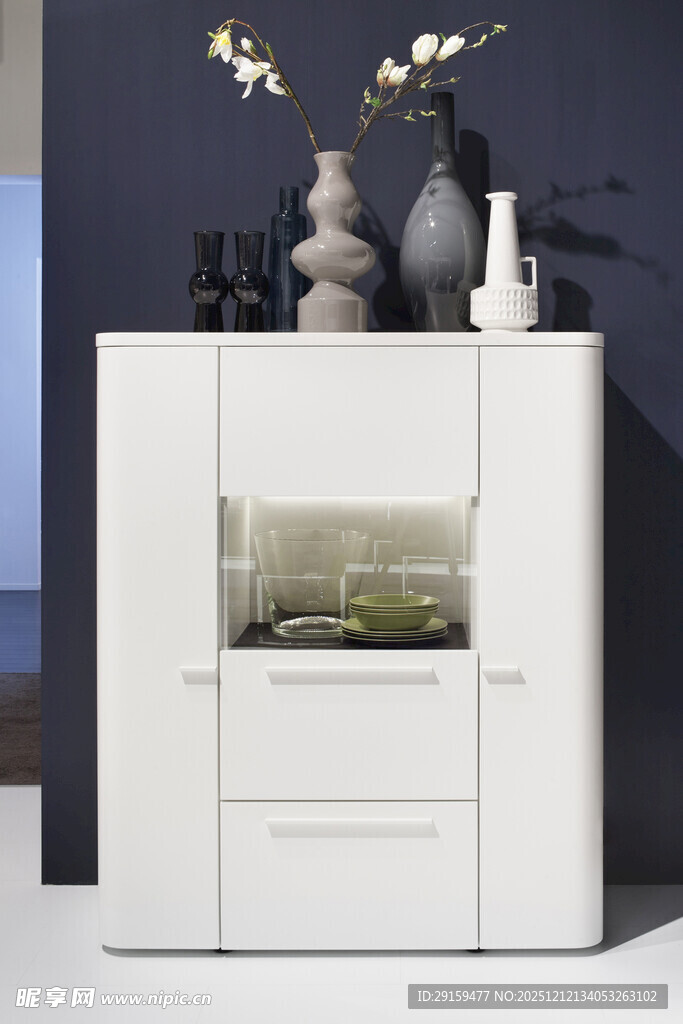 简约白色储物柜雅致摆件