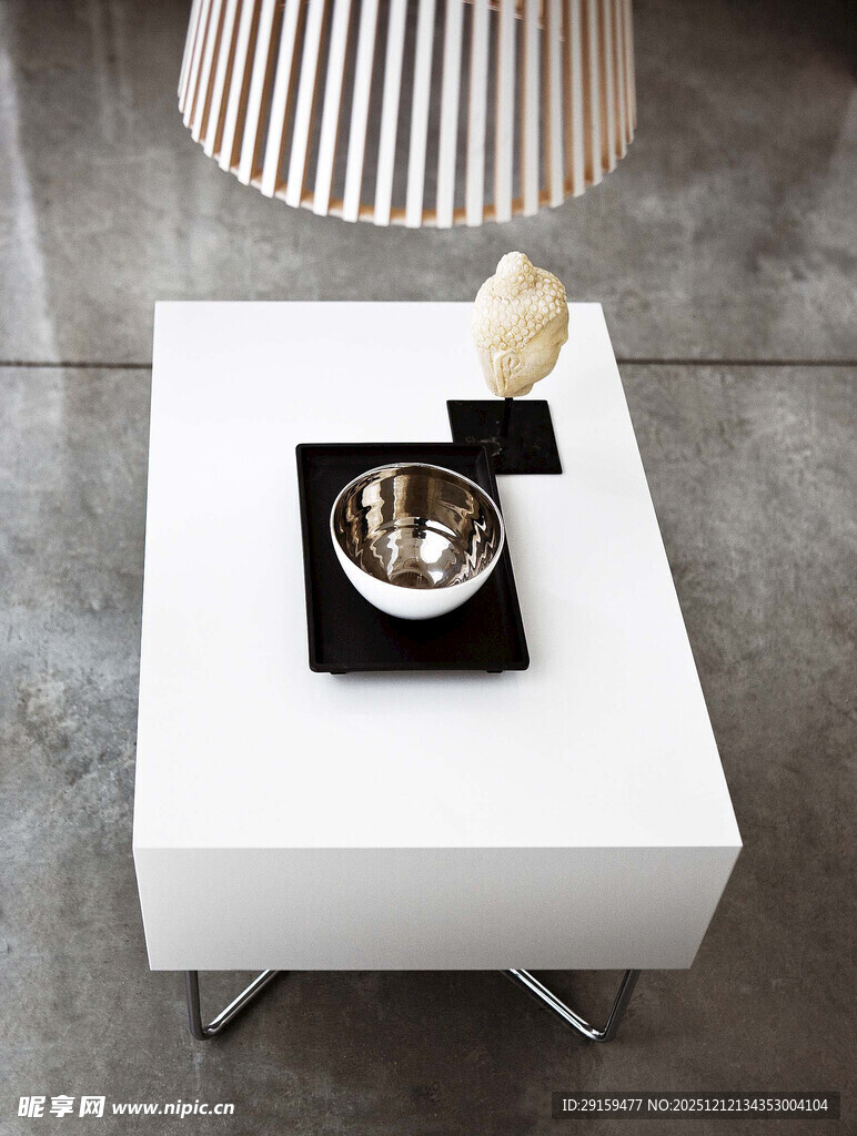 简约白色边几上的精致摆件