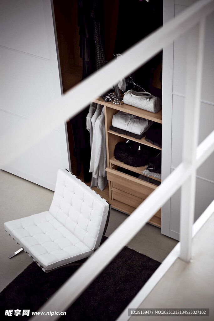 现代简约风格室内楼梯角落