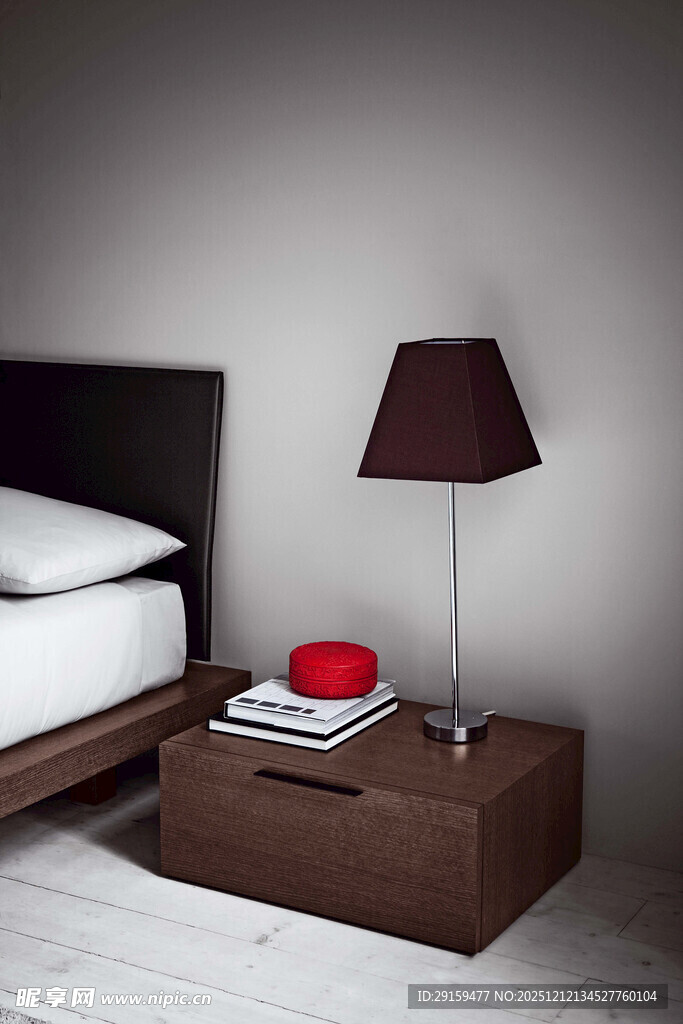 简约床边柜搭配台灯摆件