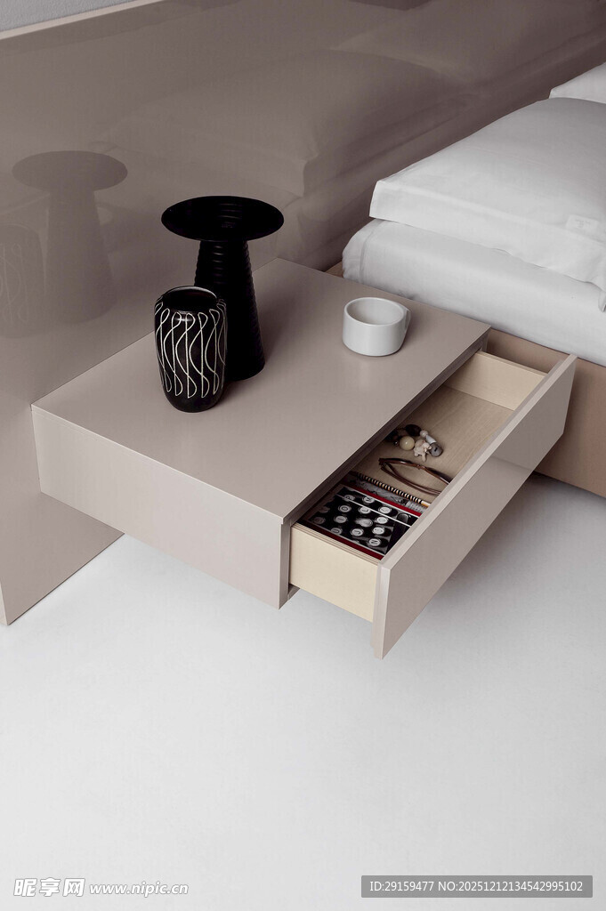 现代简约风抽屉式床头柜