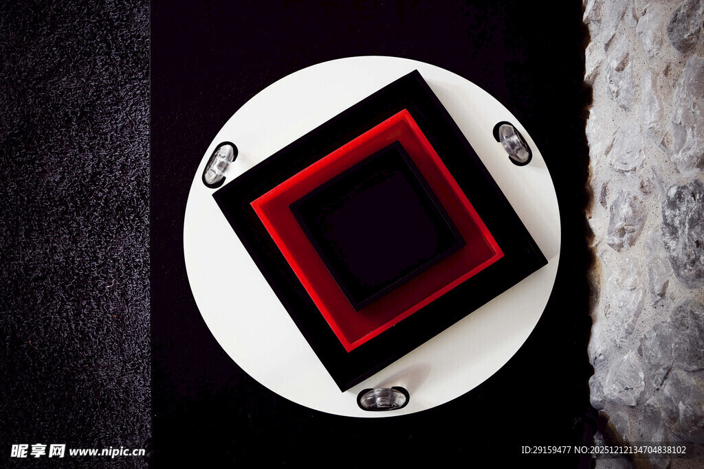 红黑几何餐盘装饰