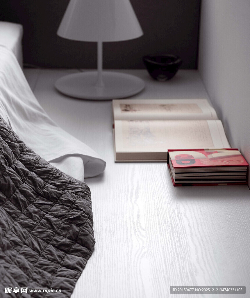 卧室一角的温馨日常场景