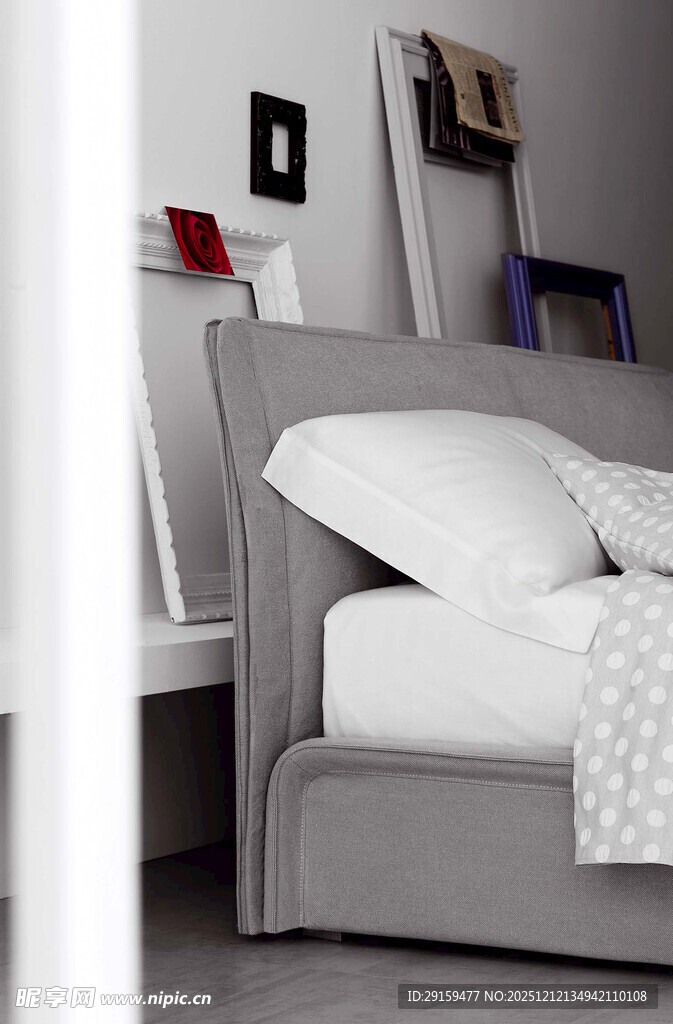 现代简约风格灰色布艺床