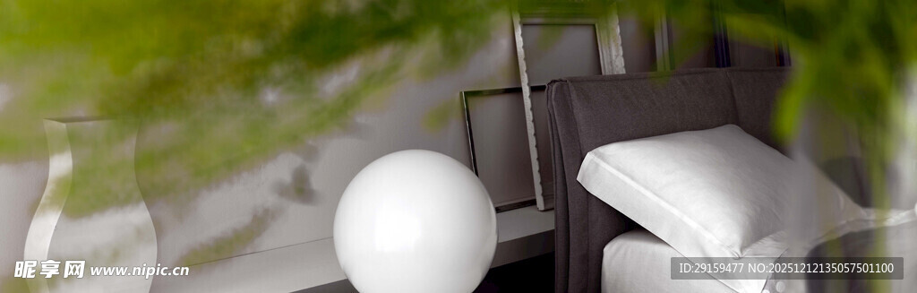 室内绿植旁的现代简约物件