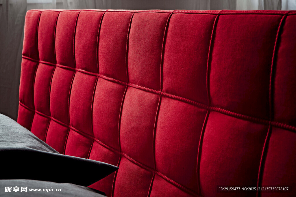 红色软包床头特写