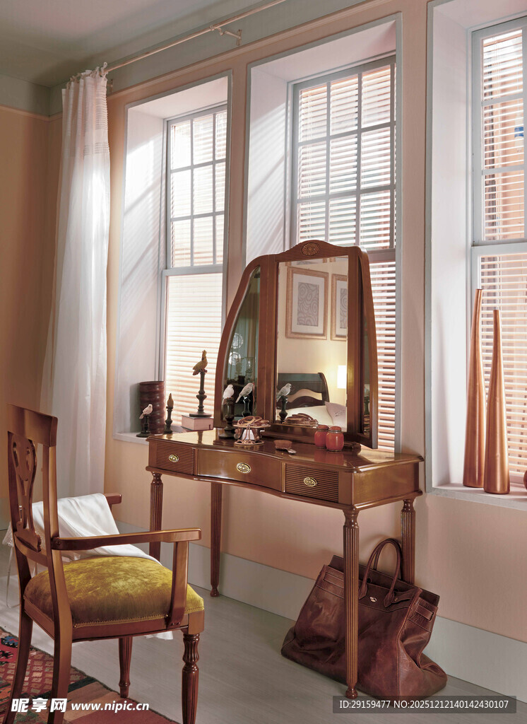复古风格梳妆台与窗边座椅