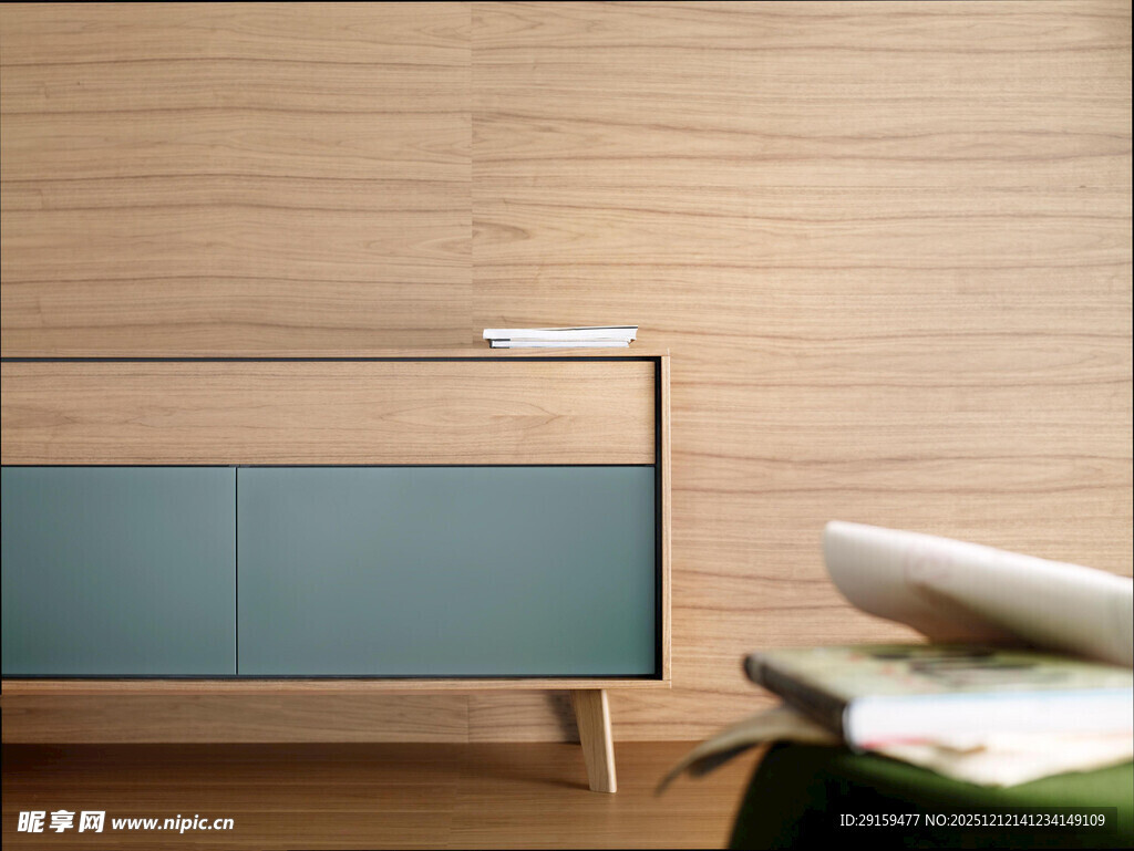 简约木质边柜与书籍搭配