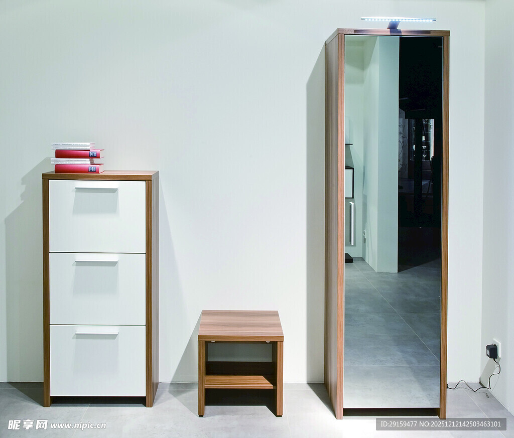 简约家居收纳与全身镜组合