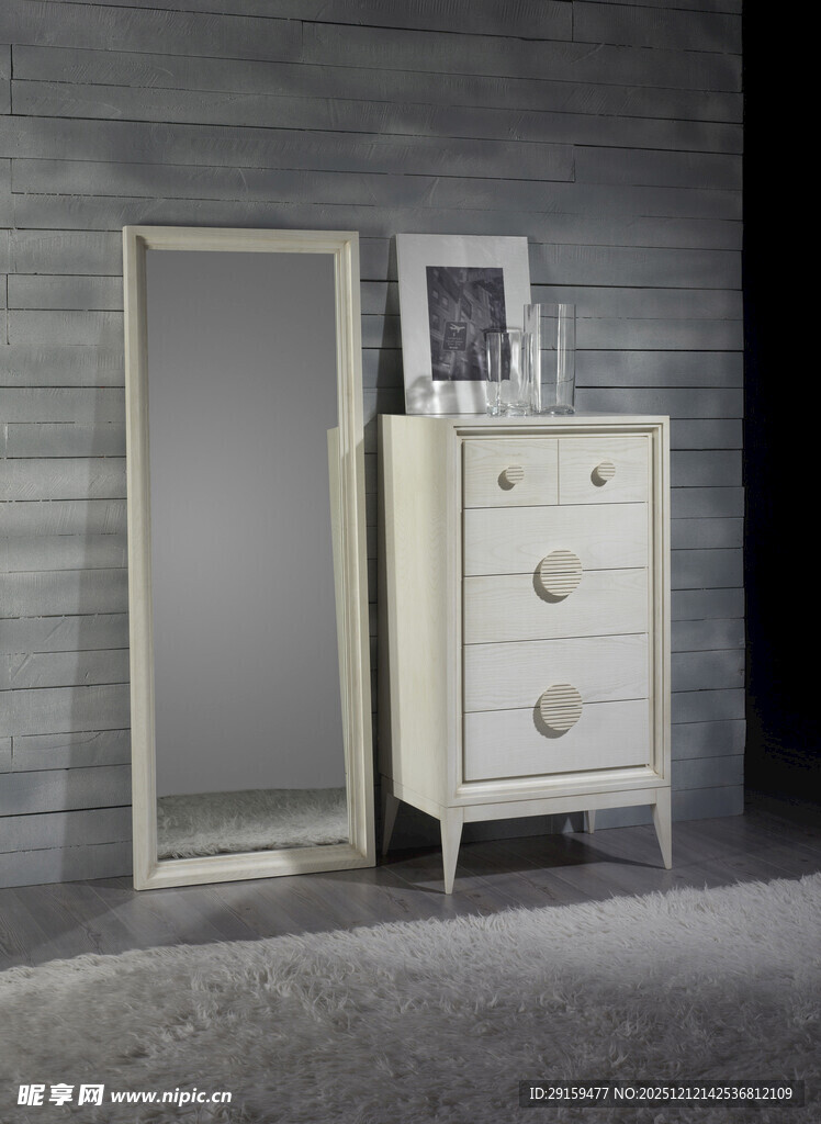 简约白色梳妆台与落地镜