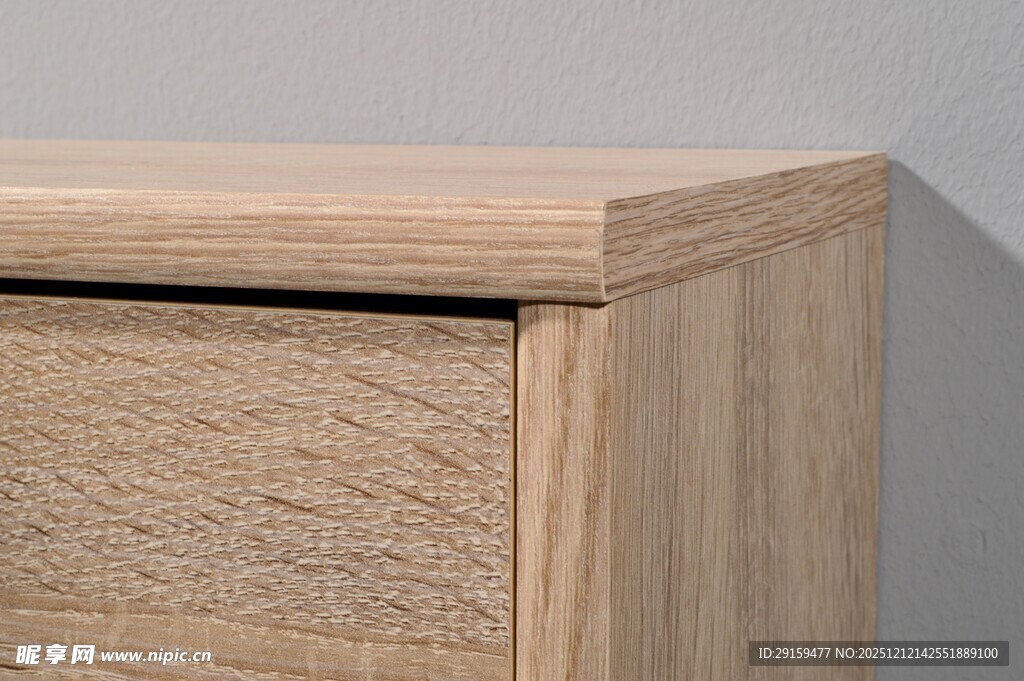 浅色木质抽屉柜一角