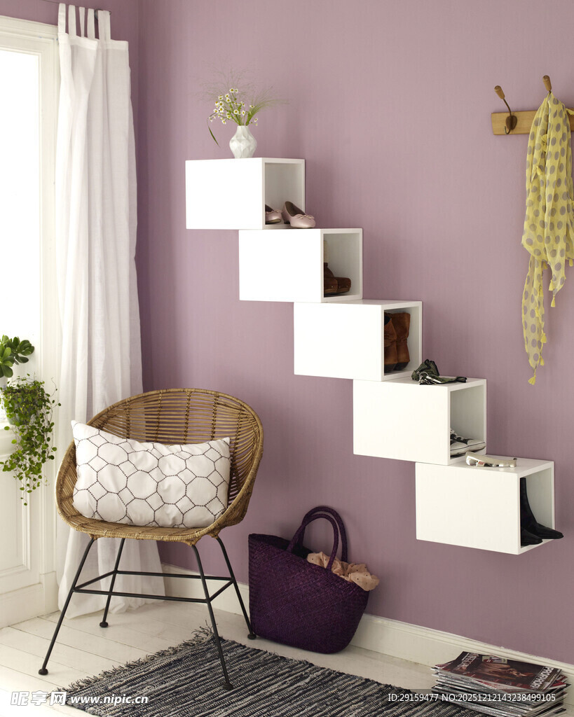 紫色墙面的创意置物架角落