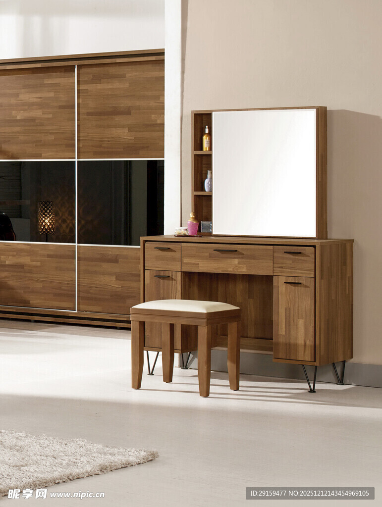 木质梳妆台搭配小凳