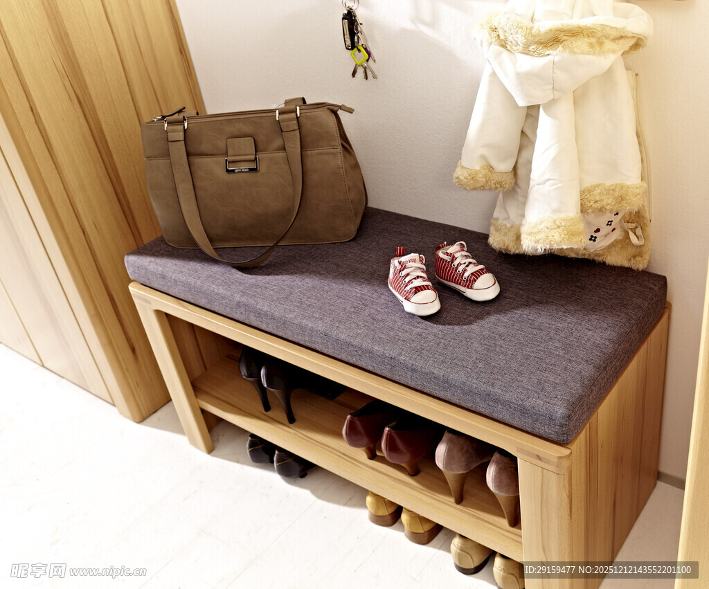 简约木质鞋柜搭配舒适坐垫