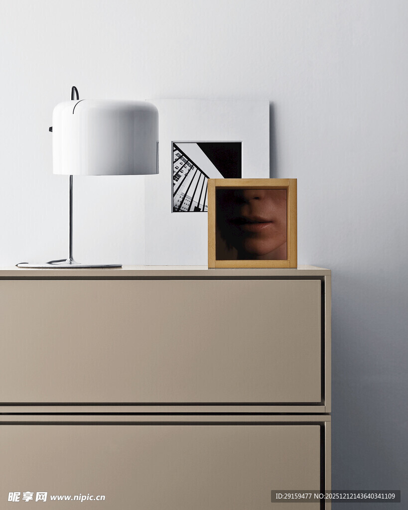 简约风梳妆台上的装饰物件