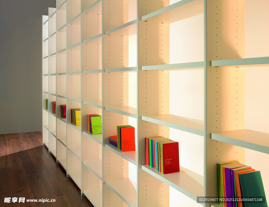 现代简约风格的书架一角