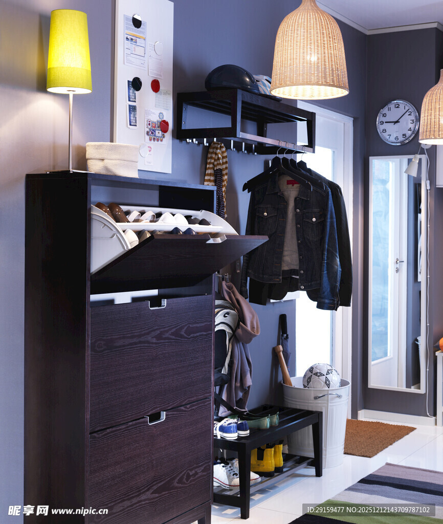 现代简约风卧室衣帽间一角