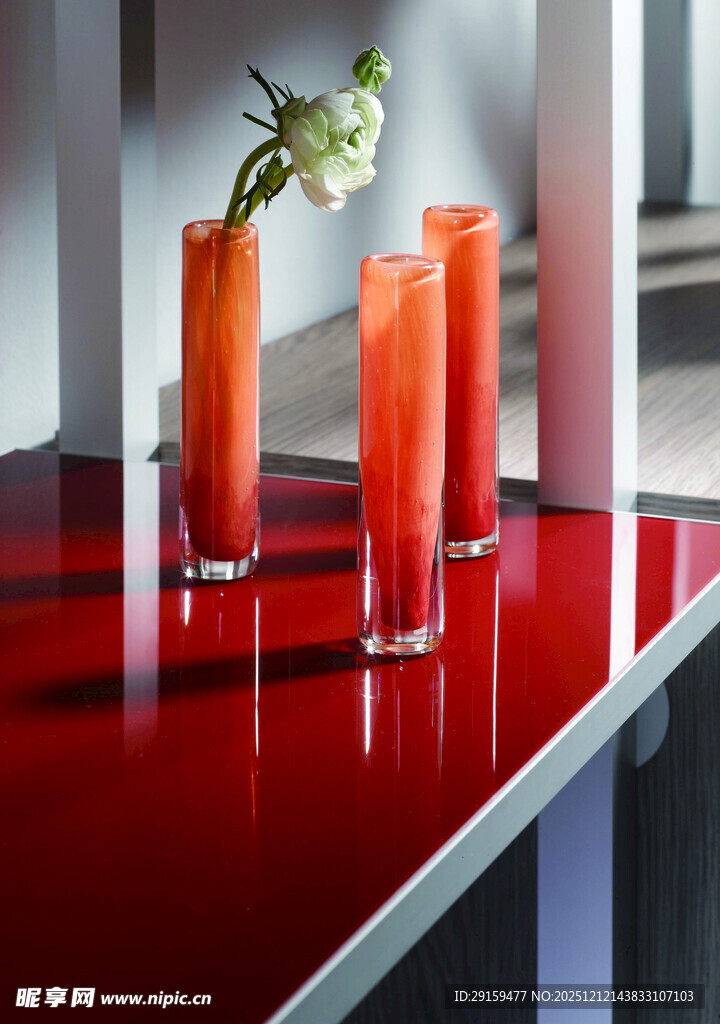 红色台面上的多彩玻璃花瓶