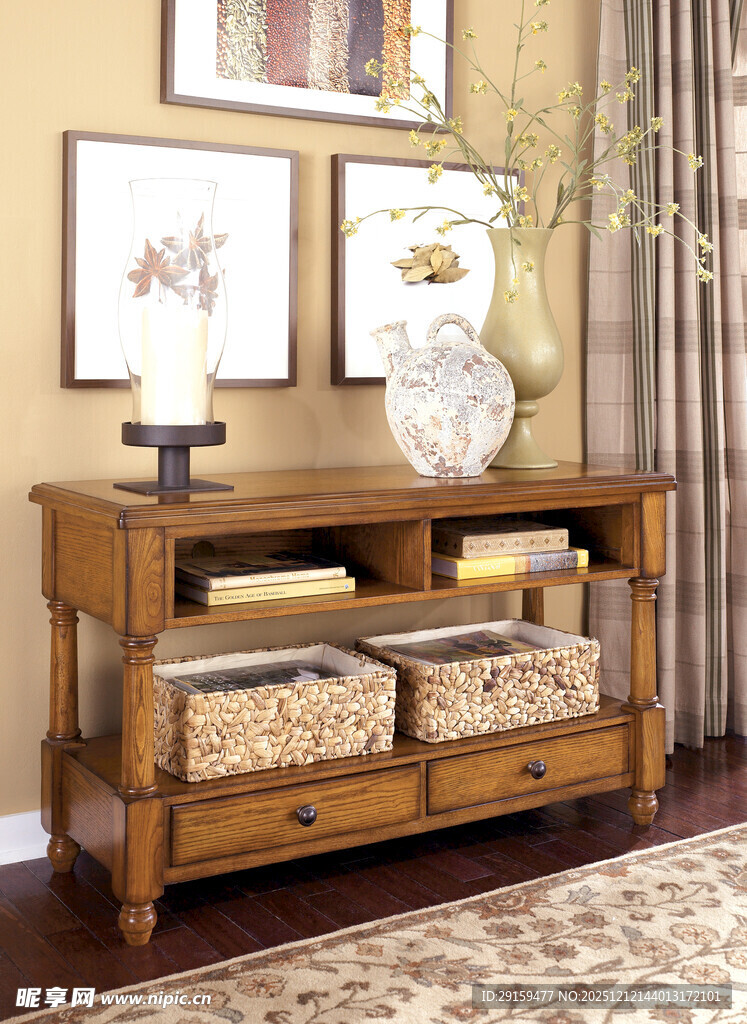 木质餐边柜搭配精美装饰