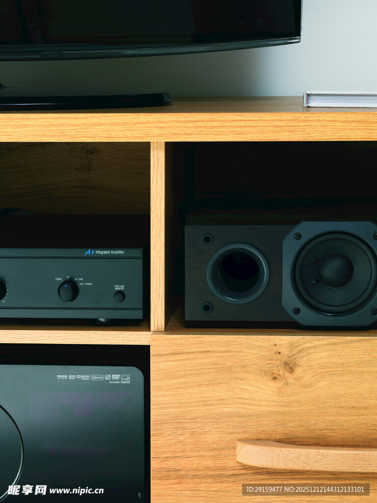 木质电视柜上的音响设备