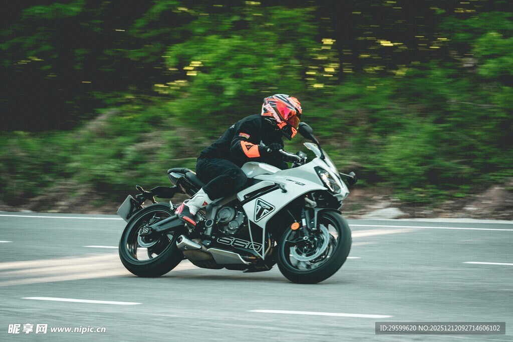 公路上飞驰的摩托车骑手