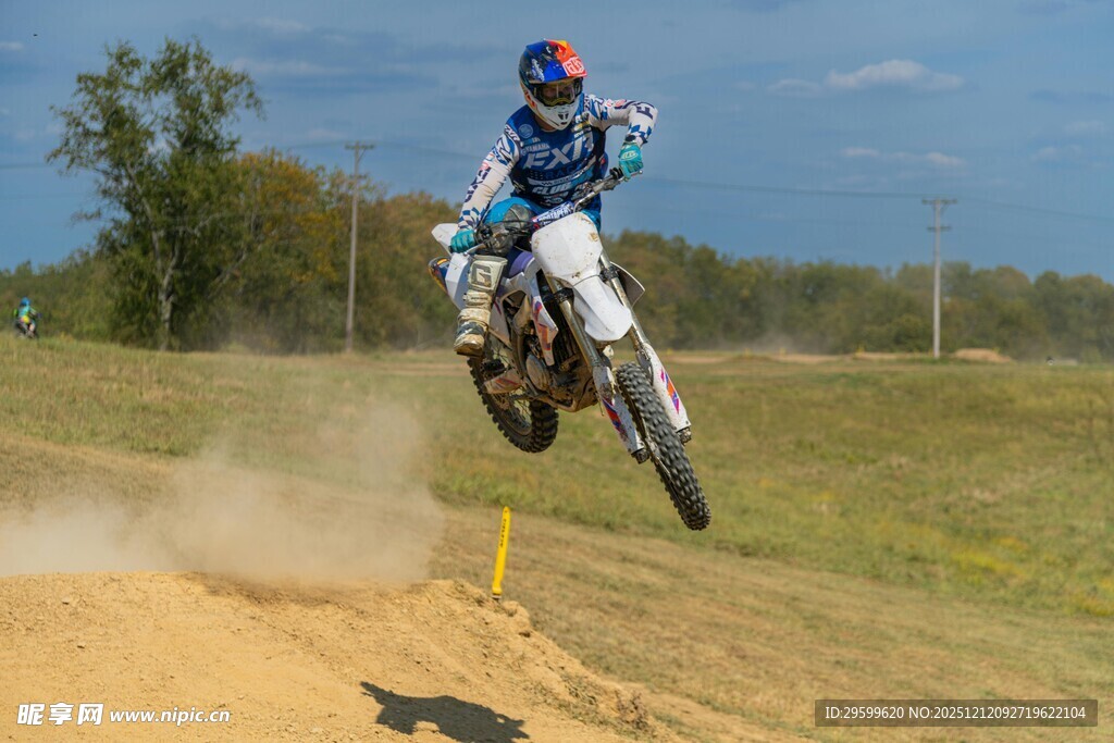 摩托骑手赛场精彩飞跃