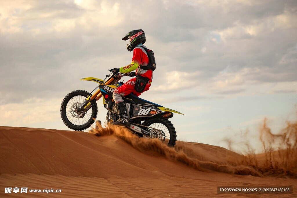 沙漠摩托骑手英姿