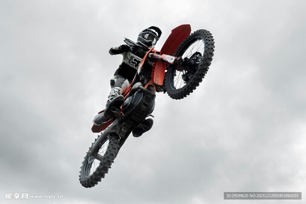 摩托车手空中酷炫特技