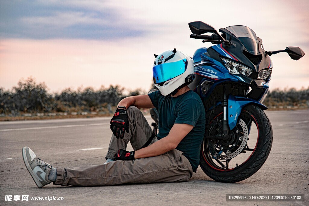 骑行者路旁休息调整装备