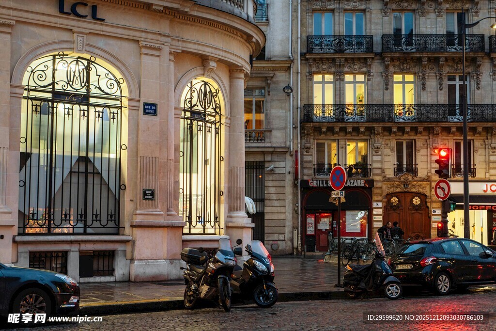 巴黎街头的繁华建筑夜景