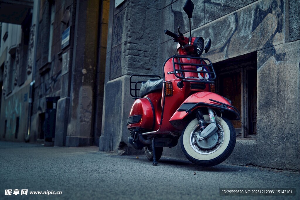 复古红色摩托车停靠巷边