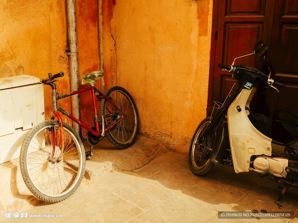 复古风下的自行车与摩托车