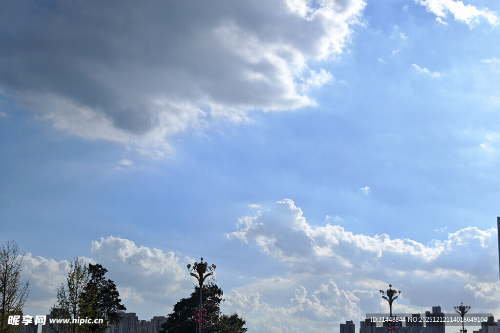 蓝天白云下的建筑景观