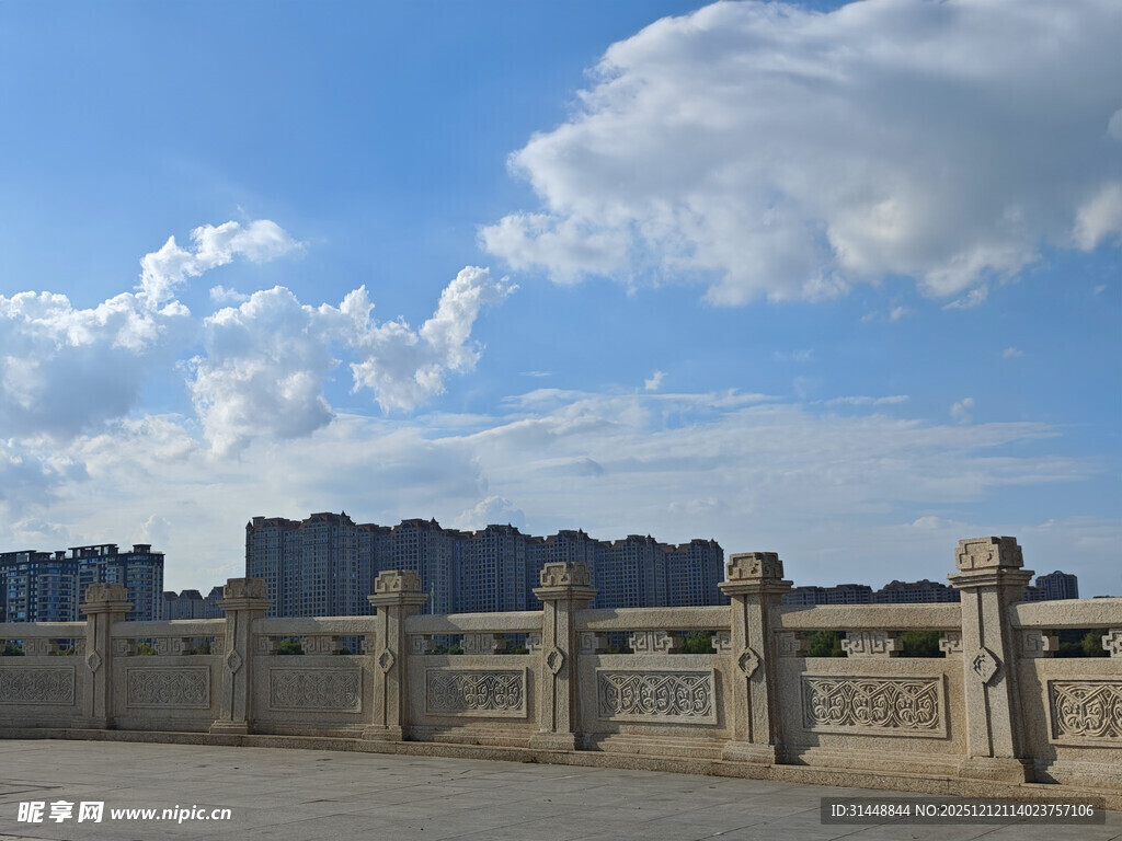 蓝天白云下的城市建筑景观