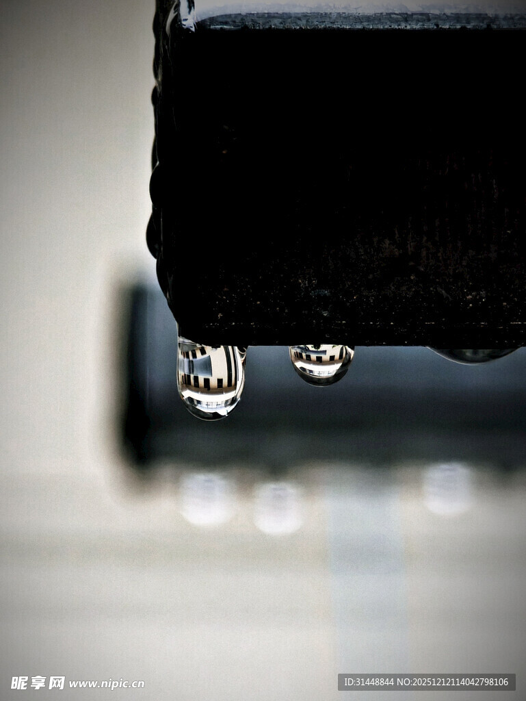 汽车后视镜上的晶莹水珠