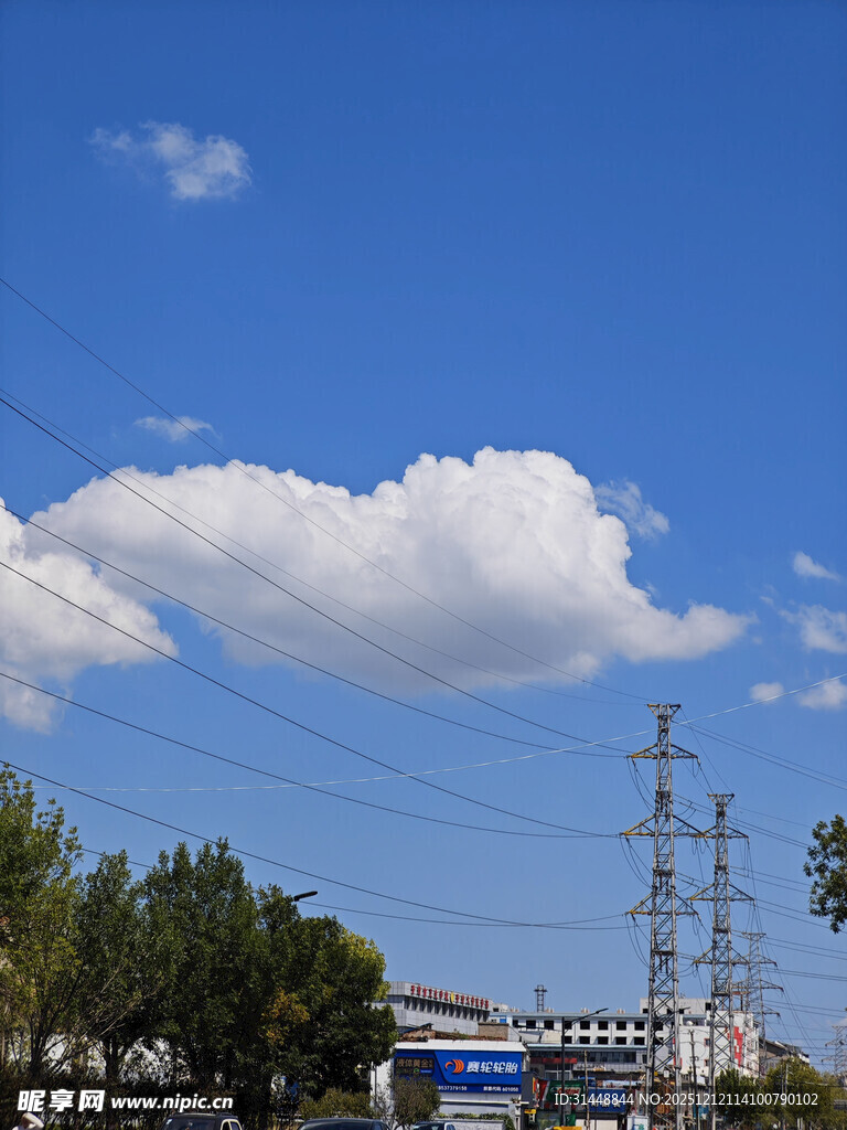 蓝天白云下的户外景象