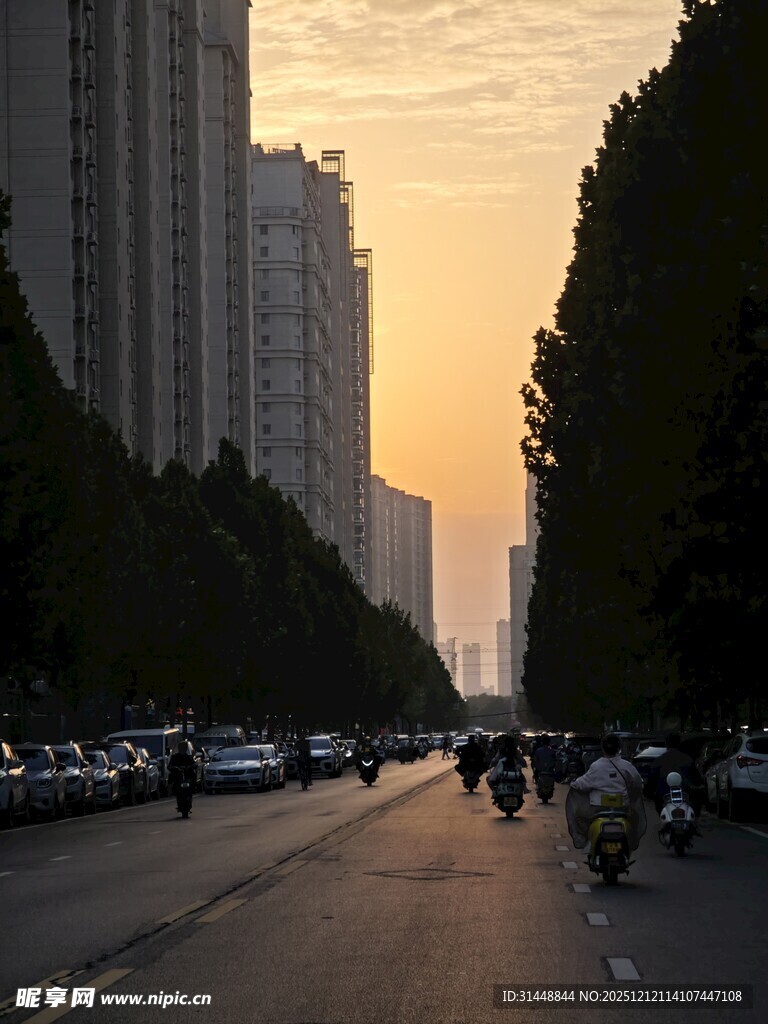 城市黄昏街道景象